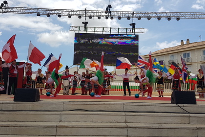 Рекордните 61 български фолклорни групи пяха и танцуваха в град Ла Нусия, Испания